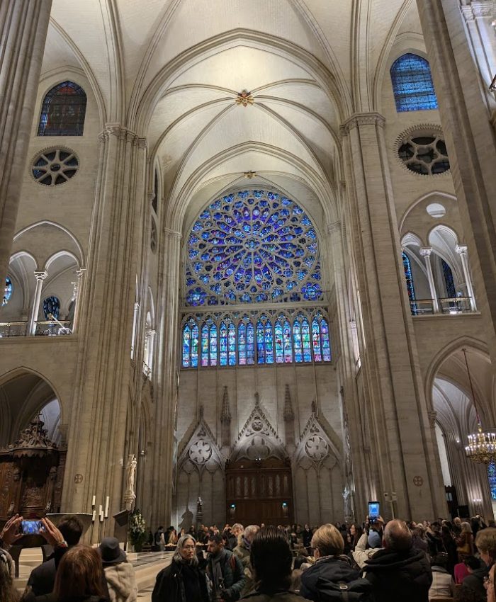 Collection de photographies réalisées à l&rsquo;intérieur de Notre-Dame de Paris, après sa réouverture